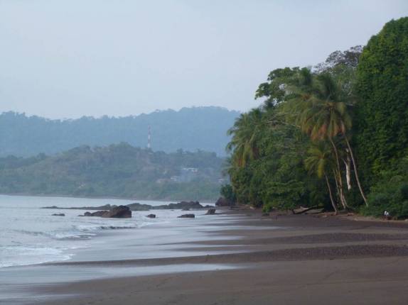 Praia de areias escuras em Bahía Drake, na Península de Osa, no sul da Costa Rica